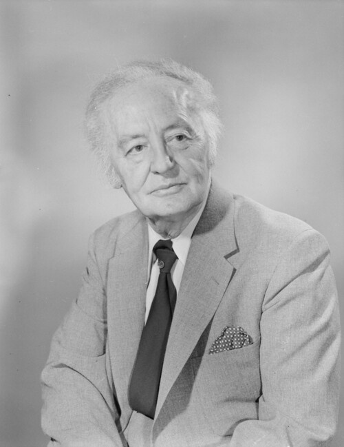 portrait de marius barbeau en noir et blanc