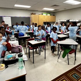 des élèves avec leur chandail bleu